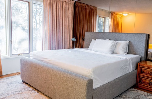 Calgary House | Unwind & Enjoy in Luxury Calgary home in 13 Acres. Newly Renovated!
