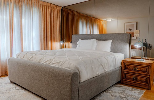 Calgary House | Unwind & Enjoy in Luxury Calgary home in 13 Acres. Newly Renovated!