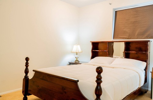 Calgary House | Unwind & Enjoy in Luxury Calgary home in 13 Acres. Newly Renovated!