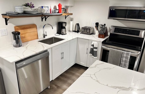 South End Apartment | Updated Lower 2 bedroom/close to Hospitals and University!
