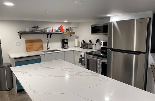 South End Apartment | Updated Lower 2 bedroom/close to Hospitals and University!