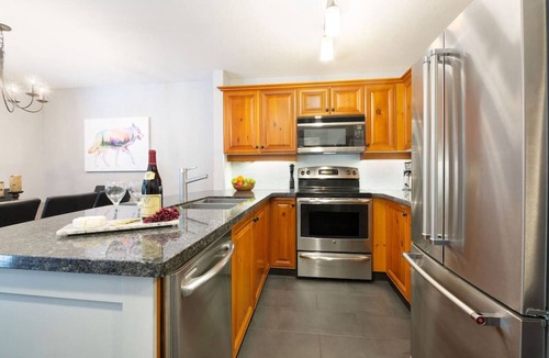 Upper Village Villa | Upgraded Mountainside 3BR TH Ski-in, w/Private HT