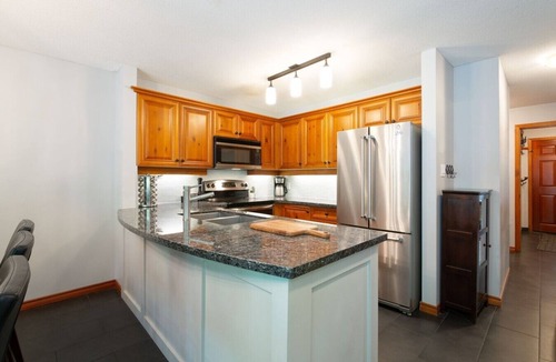 Upper Village Villa | Upgraded Mountainside 3BR TH Ski-in, w/Private HT