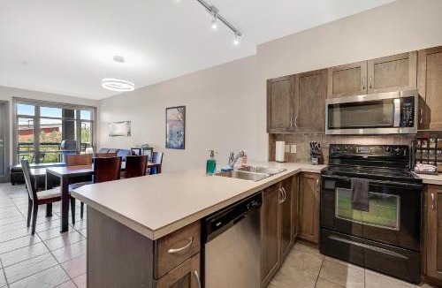 South Pandosy Apartment | Upper Floor w Courtyard View 550
