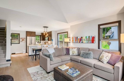 Blackcomb Villa | Upper Village 3BR:Sleeps 6,Hot tub,Patio+BBQ,Free Parking & Steps from Golf Course!