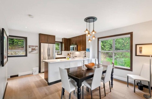 Blackcomb Villa | Upper Village 3BR:Sleeps 6,Hot tub,Patio+BBQ,Free Parking & Steps from Golf Course!