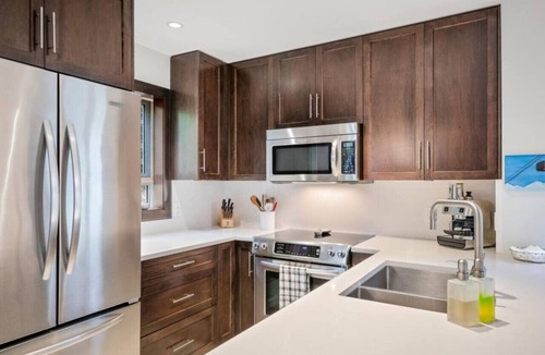 Blackcomb Villa | Upper Village 3BR:Sleeps 6,Hot tub,Patio+BBQ,Free Parking & Steps from Golf Course!