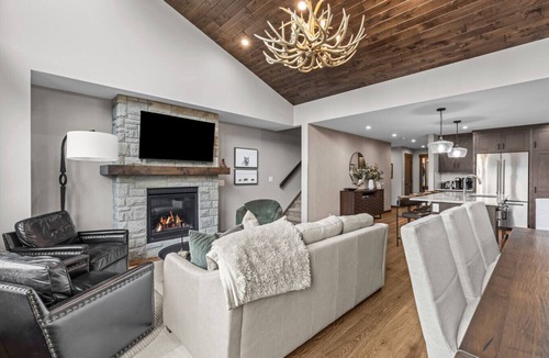 Canmore Villa | Upscale 4BR | Private Hot Tub | Walk to Town