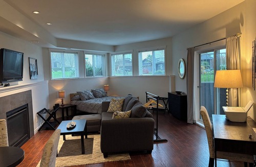 Saanich Apartment | Upscale Studio close to airport, ferries and downtown VictorianPet friendly