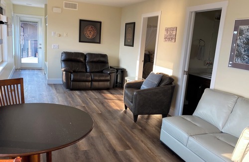 Central Okanagan House | UPSCALE Stunning Lakeview Romantic suite, Lake Country, BC