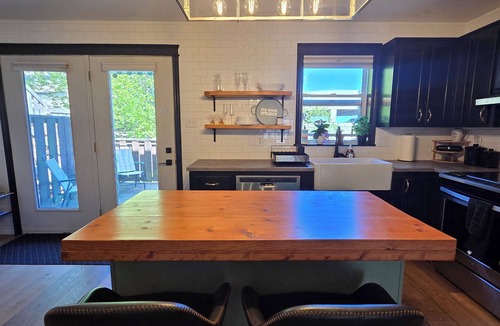 Saint John House | Uptown Prime Location 3 beds 2.5 bath backyard