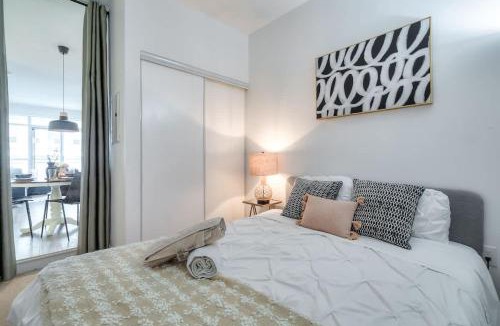 CityPlace House | Urban Down Town 2BR plus Den Condo with Parking