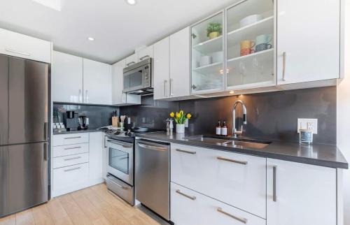 Downtown Eastside Apartment | Urban Retreat City View and Parking 6min to DT