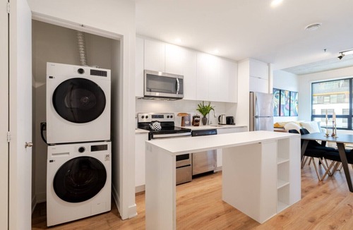 Quartier des Spectacles Apartment | Urban Retreat | Free Parking + Gym