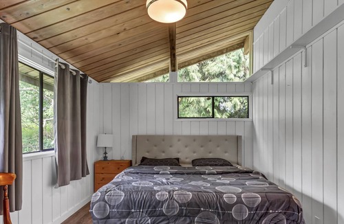 Langley House | Vacation3BDR Rustic Looking Rancher with Indoor/Outdoor Wood Fire and lawn.