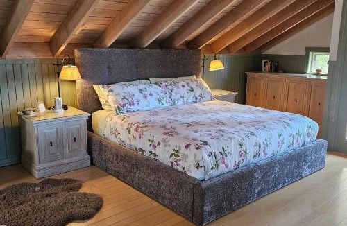 Salt Spring Island House | Valhalla The Loft (Oceanfront Hot tub)