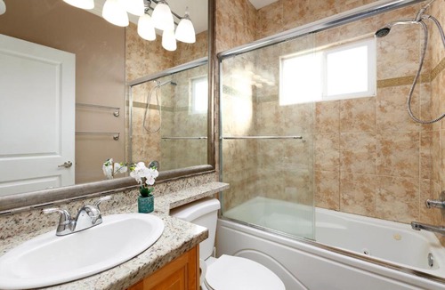 Marpole House | Vancouver 3BDR Suite in Convenient Community