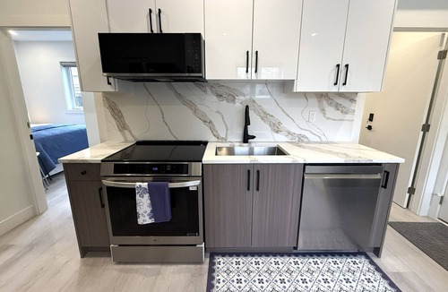 Fraserview House | Vancouver Katherine 2BD 2BA Laneway Home