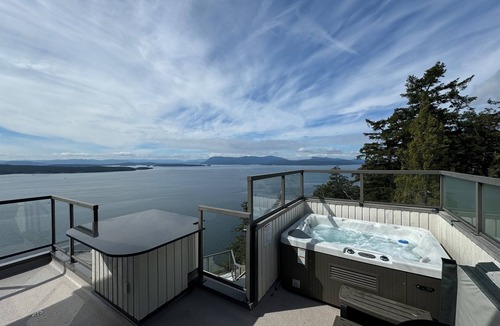 Pender Island House | Vantage View - Ocean Front with private Hot tub