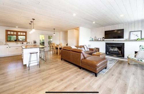 Vernon House | VERNON,BEAUTIFUL LAKE VIEWS 3Bdrm,11/2Bath, Sleeps 8, 200 steps to Okanogan Lake