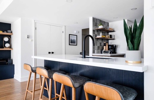 The Blue Mountains House | View to Blue | Modern Escape Walk to Village