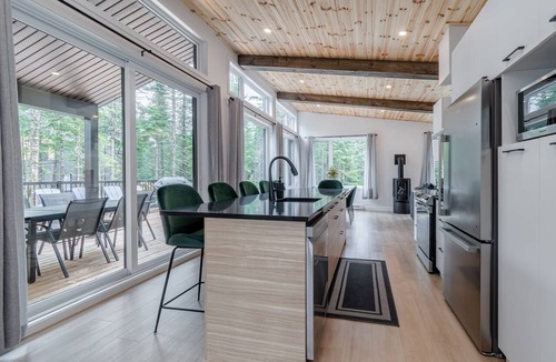 Shannon Ski Chalet | Villa Le Frigg | Private Spa Pet Friendly
