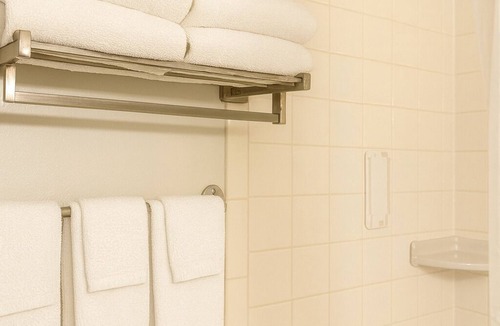Point Edward Hotel | Village Inn & Suites Sarnia (Full Service Hotel) Q-P