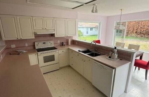Okanagan-Similkameen House | Vineyard~Home~Hottub~Sunroom~