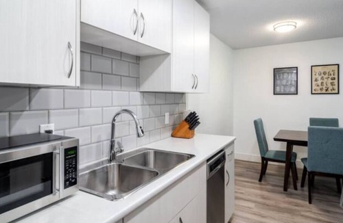 Clearbrook Apartment | Vintage Oasis Getaway: Abbotsford Retreat