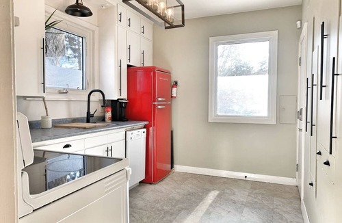 Saskatoon House | VIP YXE - Broadway |Three Bedroom Main Floor Suite