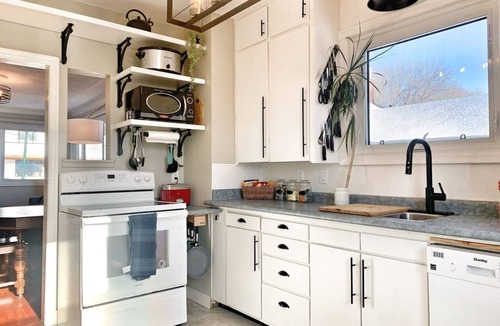 Saskatoon House | VIP YXE - Broadway |Three Bedroom Main Floor Suite