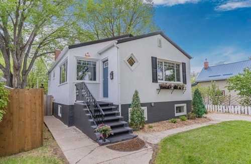 Saskatoon House | VIP YXE - Broadway |Three Bedroom Main Floor Suite