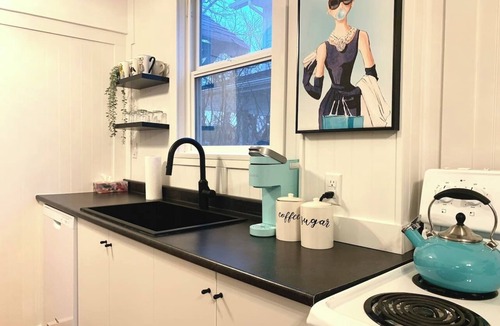 Saskatoon Downtown House | VIP YXE - University |Two Bedroom Main Floor Suite