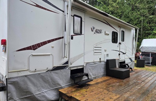 Roberts Creek House | VISIT THE FARM LIFE REST AND RELAX