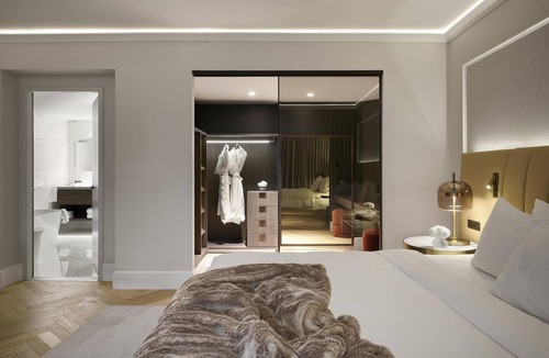Downtown Montreal Hotel | Vogue Hotel Montreal Downtown, Curio Collection by Hilton