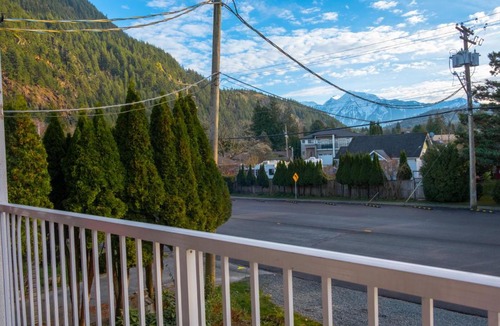 Harrison Hot Springs Apartment | Wanderlust Studio Suite with Private Patio