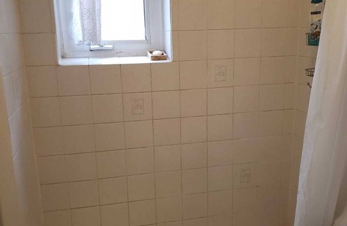 Cote-Des-Neiges—Notre-Dame-De-Grace Apartment | Warm apartment with a bus stop at its doorstep