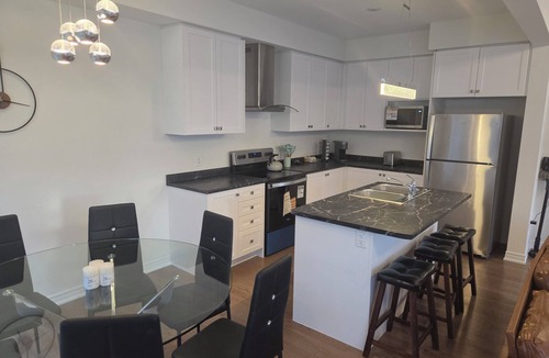 Whitby House | Warm & Stylish 4BR Townhouse near Thermea Spa. close to 412 and 401.