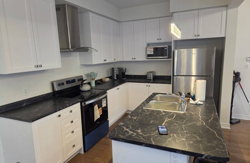 Whitby House | Warm & Stylish 4BR Townhouse near Thermea Spa. close to 412 and 401.