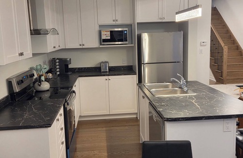 Whitby House | Warm & Stylish 4BR Townhouse near Thermea Spa. close to 412 and 401.