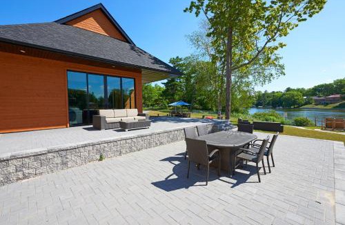 Wasaga Beach Hotel | Wasaga Riverdocks Hotel Suites
