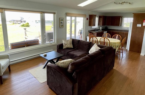 Darnley Cottage | Water view cottage - Walk to Thunder Cove Beach!