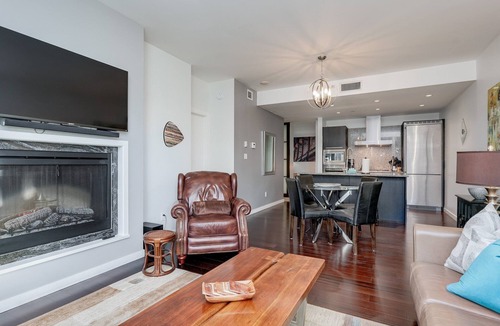 Inner Harbour Condo | Waterfalls Hotel-Luxury 1BR/1.5BA, with Fireplace and Library, A/C and Seasonal Pool and Hot Tub