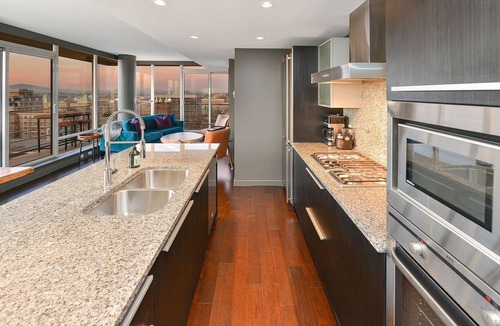 Inner Harbour Condo | Waterfalls Hotel - Luxury View Condo in Downtown Victoria