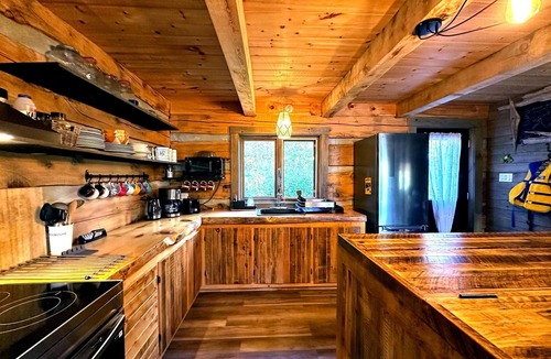 Notre-Dame-de-Pontmain Ski Chalet | ✨Waterfront Cottage with Dock, Canoe, Firepit, Sleeps 8!✨