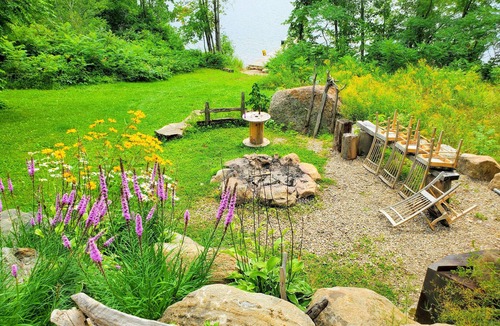 Notre-Dame-de-Pontmain Ski Chalet | ✨Waterfront Cottage with Dock, Canoe, Firepit, Sleeps 8!✨