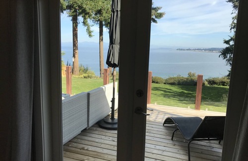 Regional District of Nanaimo House | waterfront 3 bedroom bungalow over looking Parksville Bay