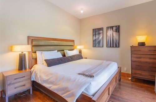 Mayne Island Hotel | Waterfront Cottage - Mayne Island Resort