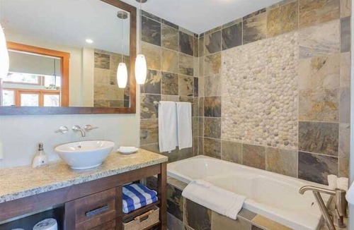 Mayne Island Hotel | Waterfront Cottage - Mayne Island Resort