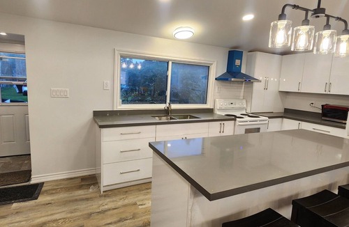 Springwater Cottage | Waterfront Cottage - Hot tub, kayaks, AC, wifi, 1 hr 15 mins from Toronto